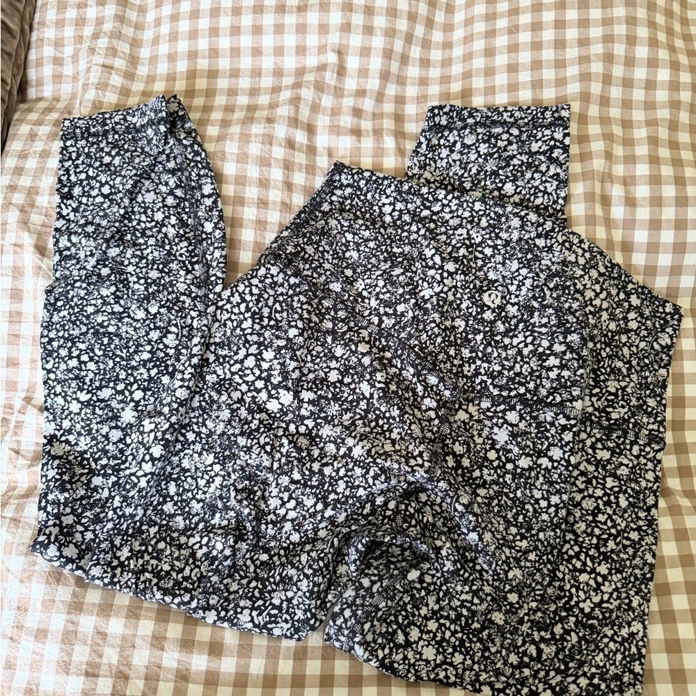 Lululemon Black and White legging